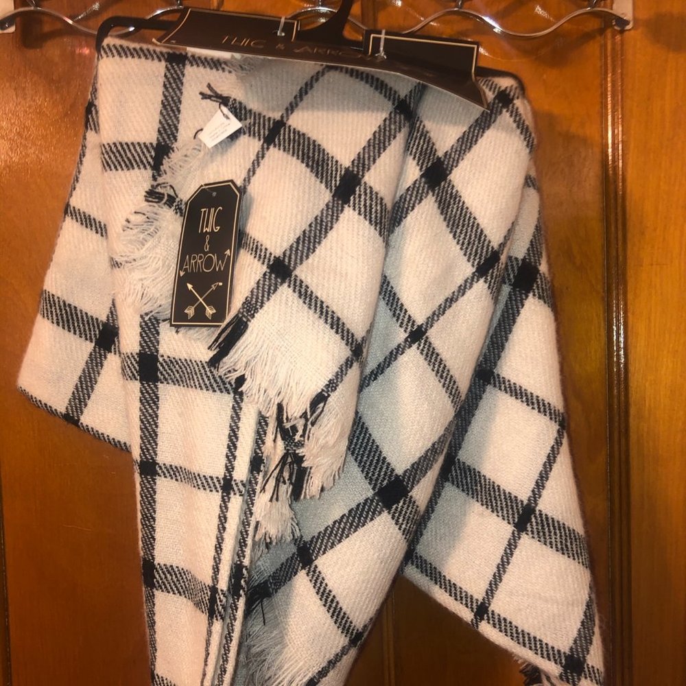 NWT B&W Infinity Scarf